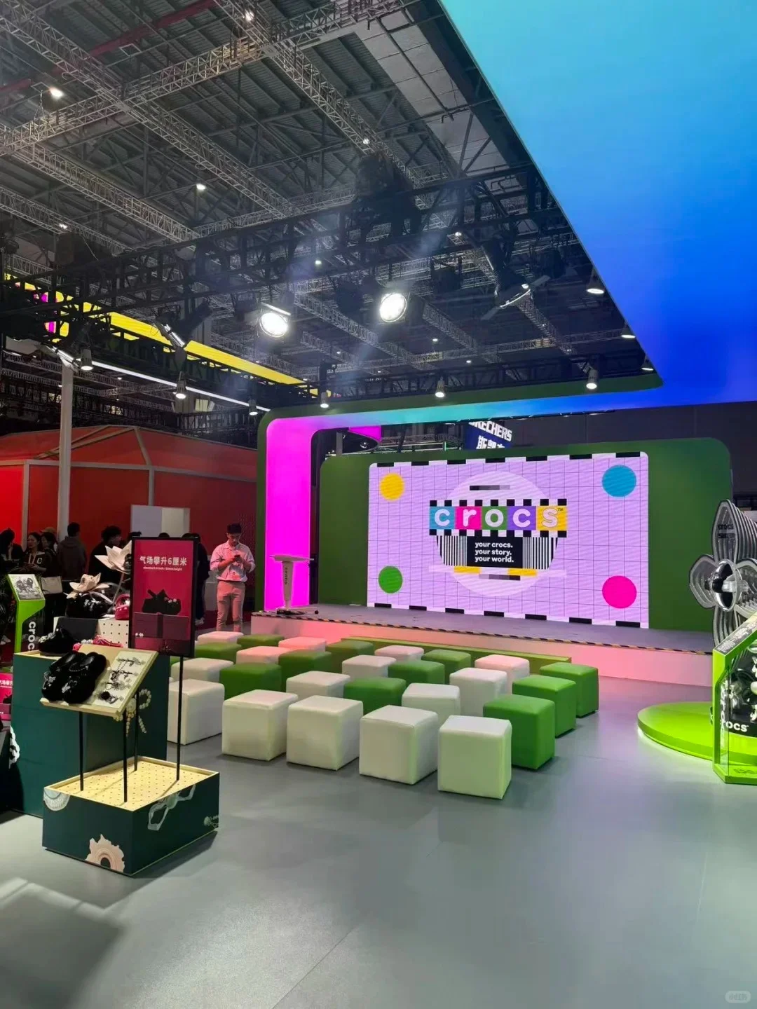 Crocs卡骆驰进博展台：「洞」见潮流新生态