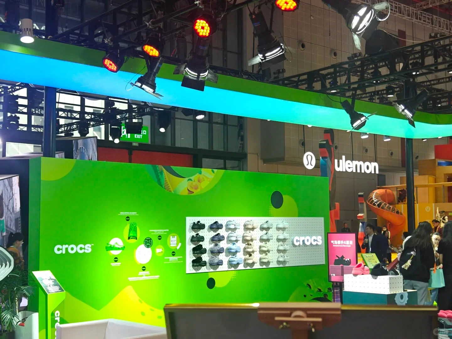 Crocs卡骆驰进博展台：「洞」见潮流新生态