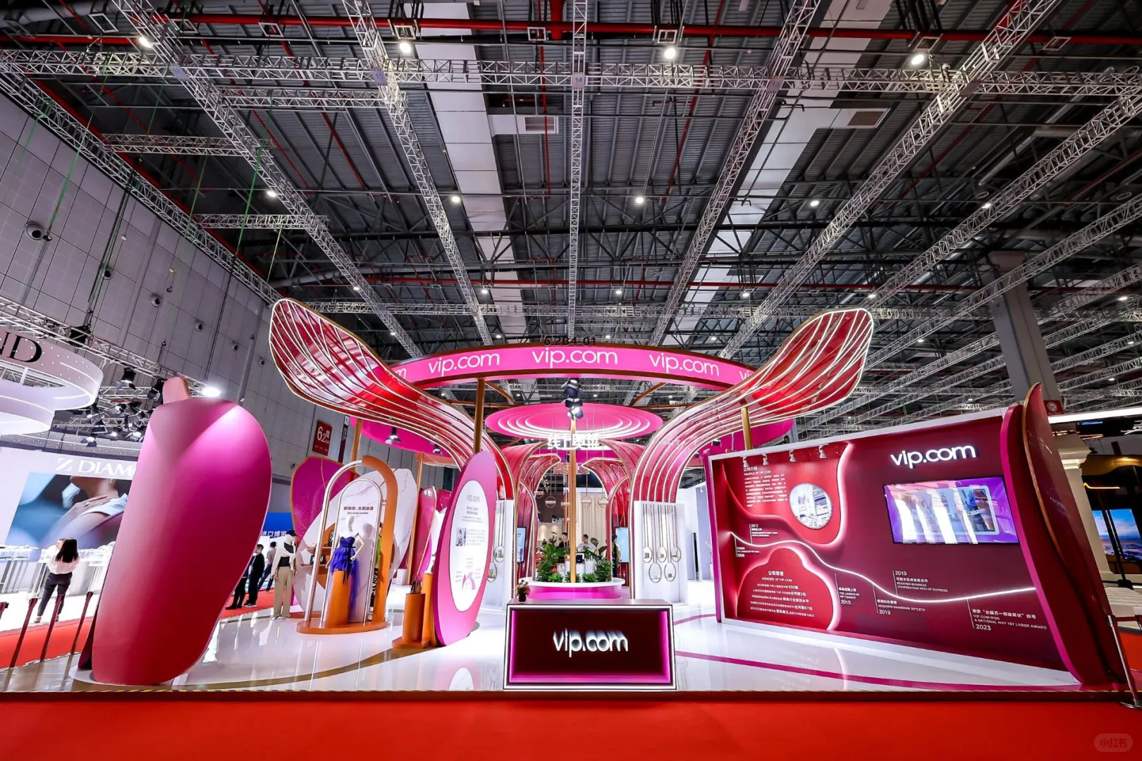 上海唯品会「线上奥莱」展馆为何刷屏？?