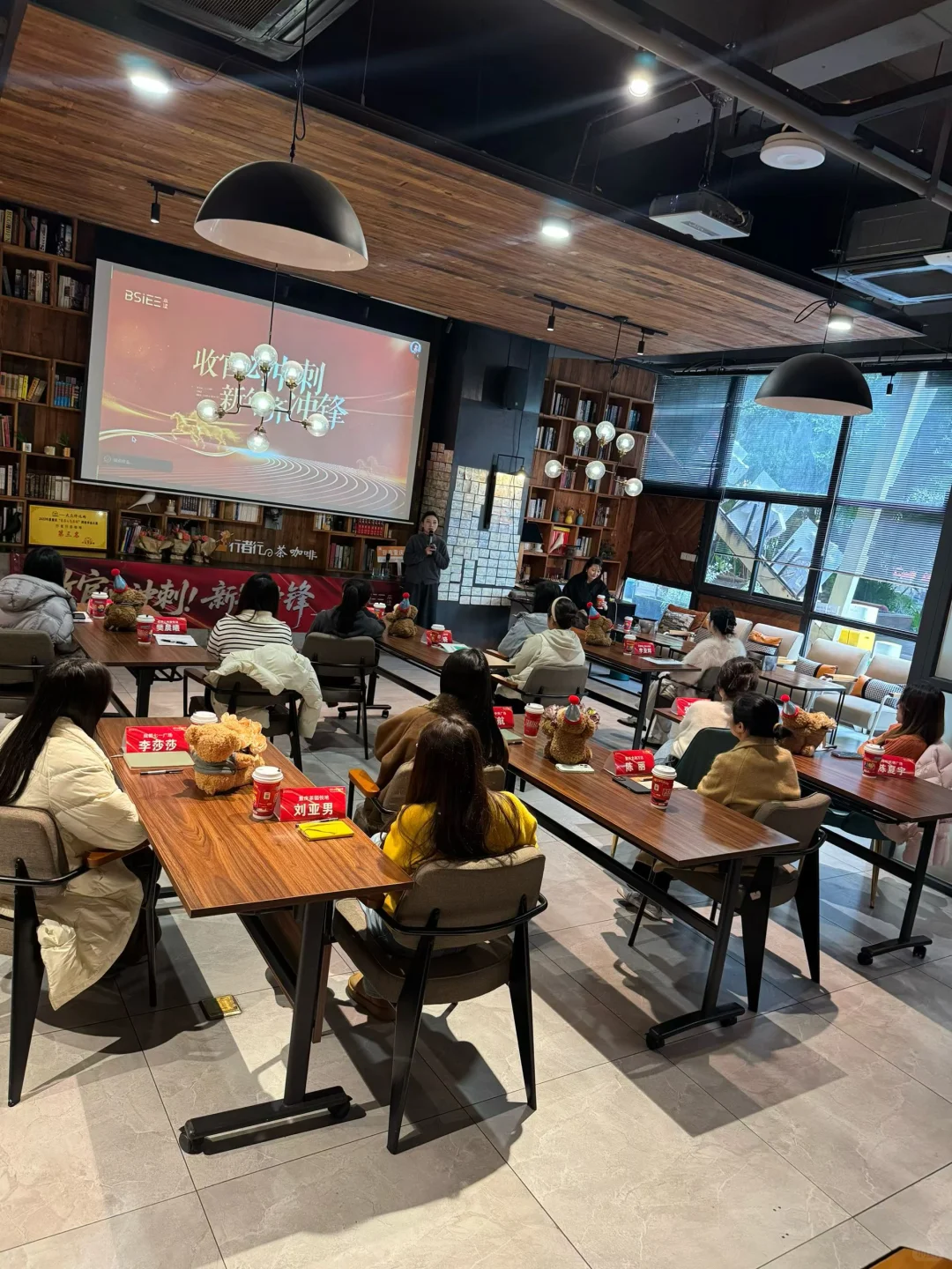 咖啡店里的会议室、你不会还不知道 咖啡店