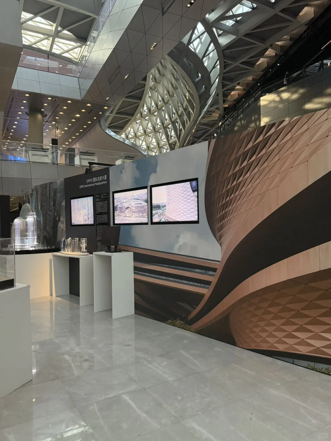 深圳新展|扎哈·哈迪德|线条与结构的狂想!