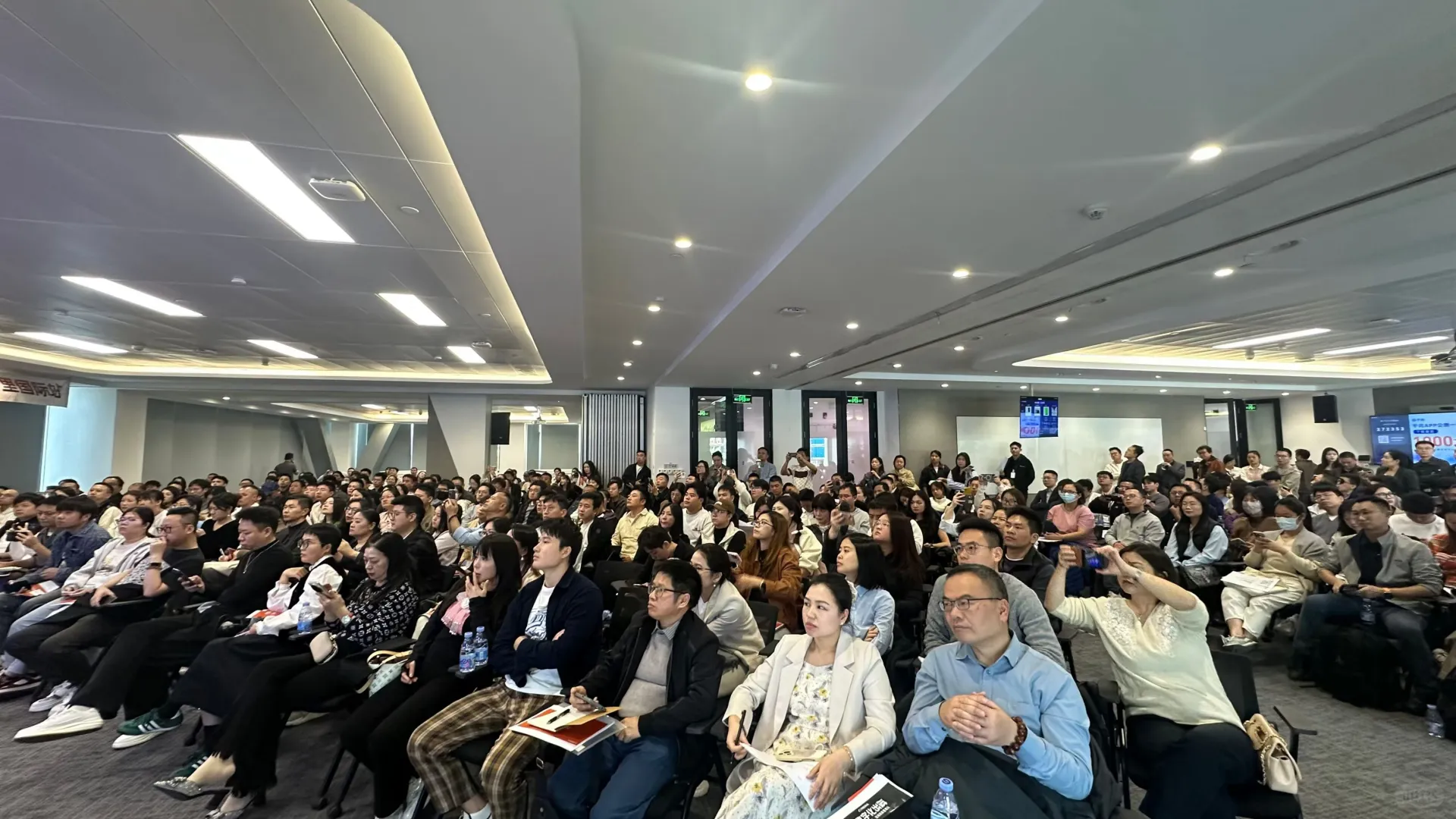 深圳跨境人集合！圣诞不逛街逛阿里总部?