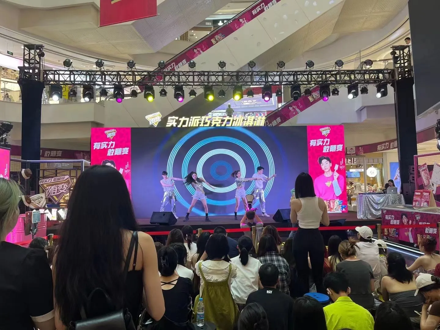 舞台背景墙、舞狮小丑、主持人、LED屏 年会