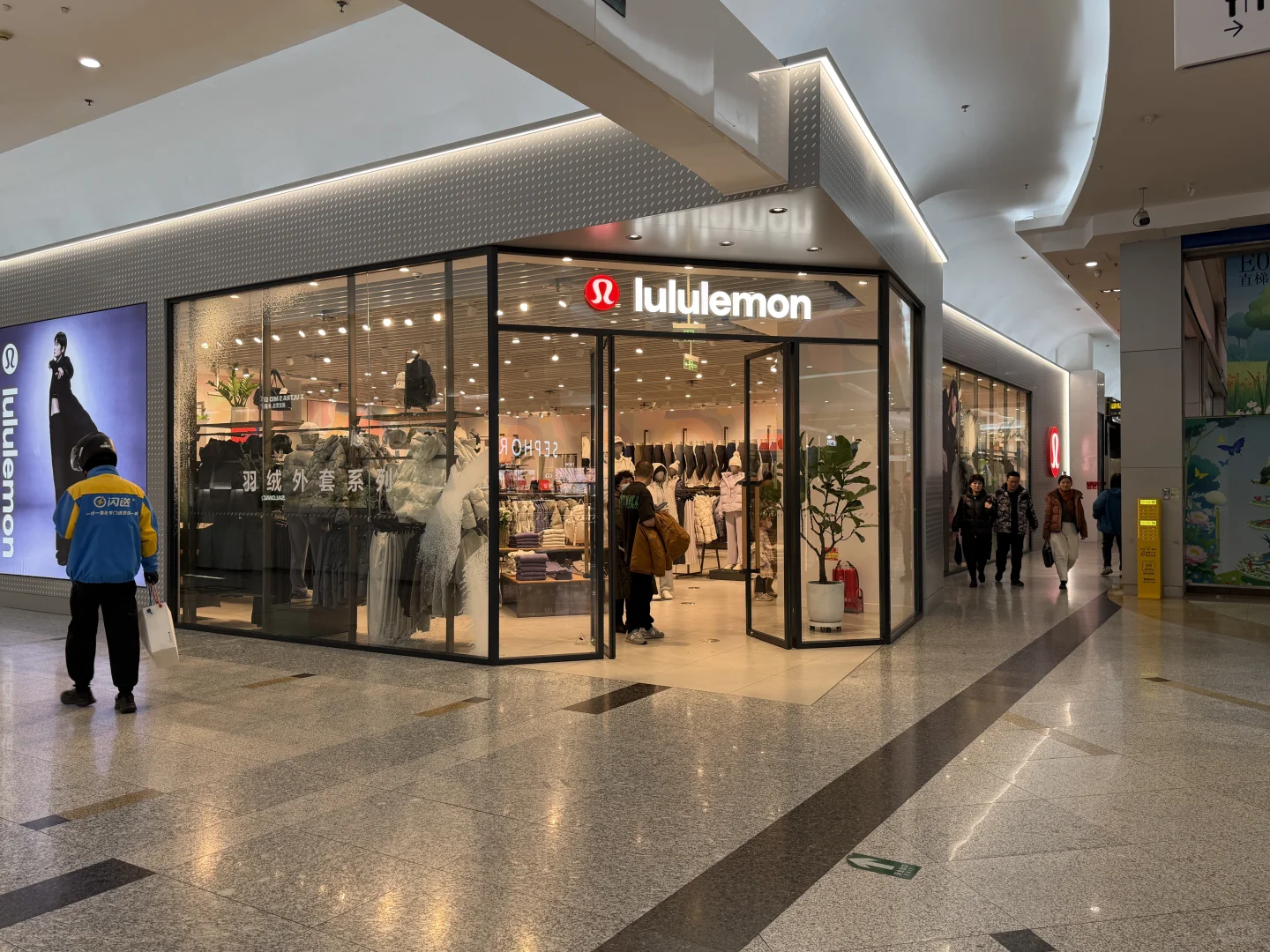 北京的购物中心户外品牌扛大旗了