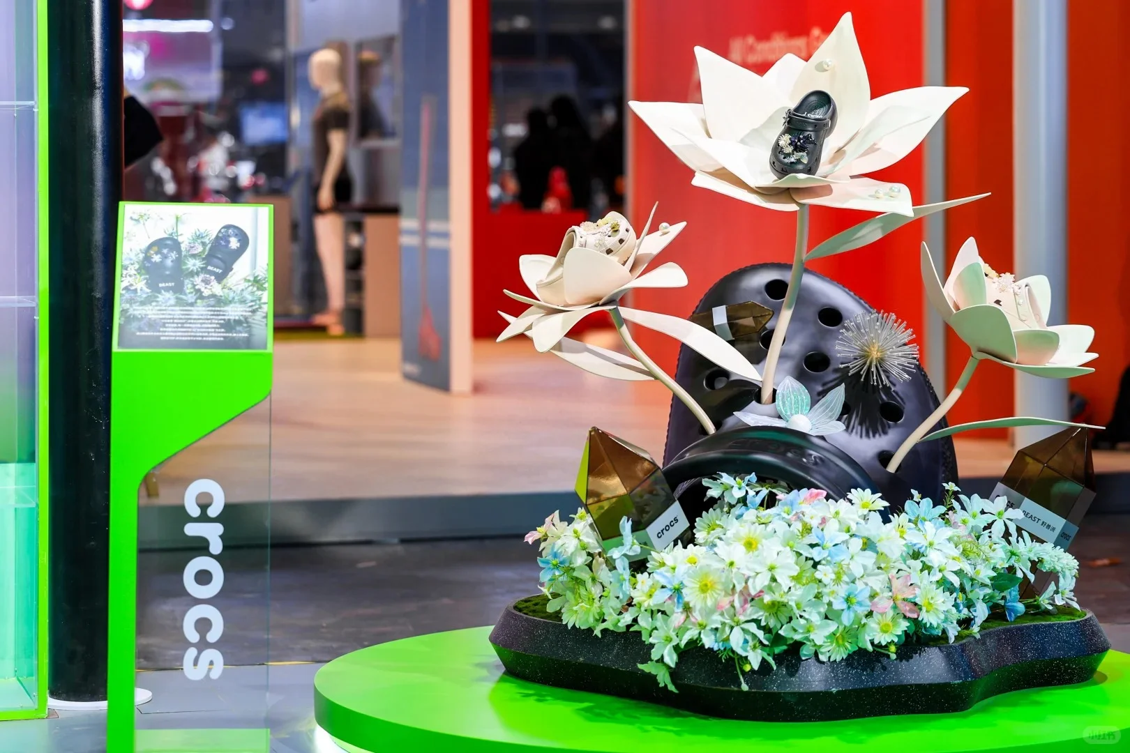 Crocs卡骆驰进博展台：「洞」见潮流新生态