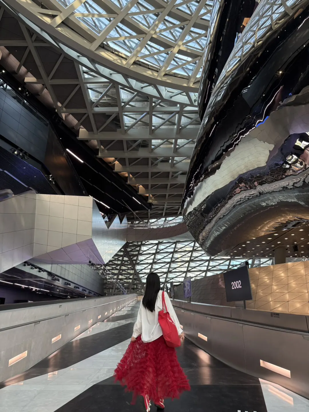 深圳新展|扎哈·哈迪德|线条与结构的狂想!