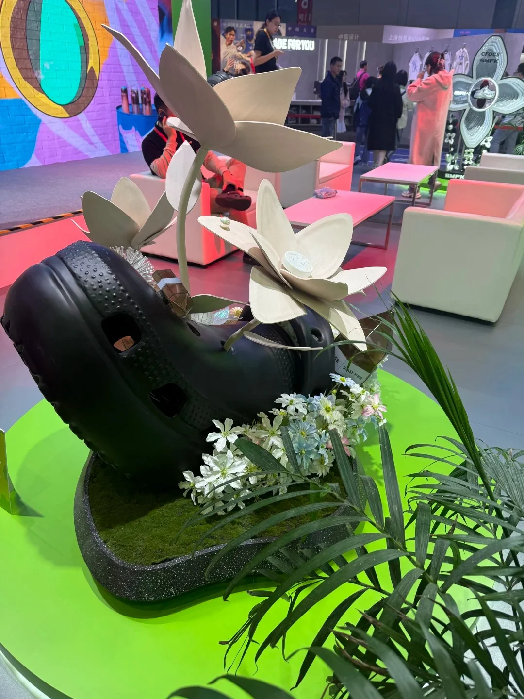 Crocs卡骆驰进博展台：「洞」见潮流新生态