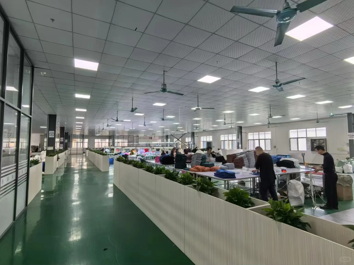 工厂车间图片 你要找的源头工厂在这里