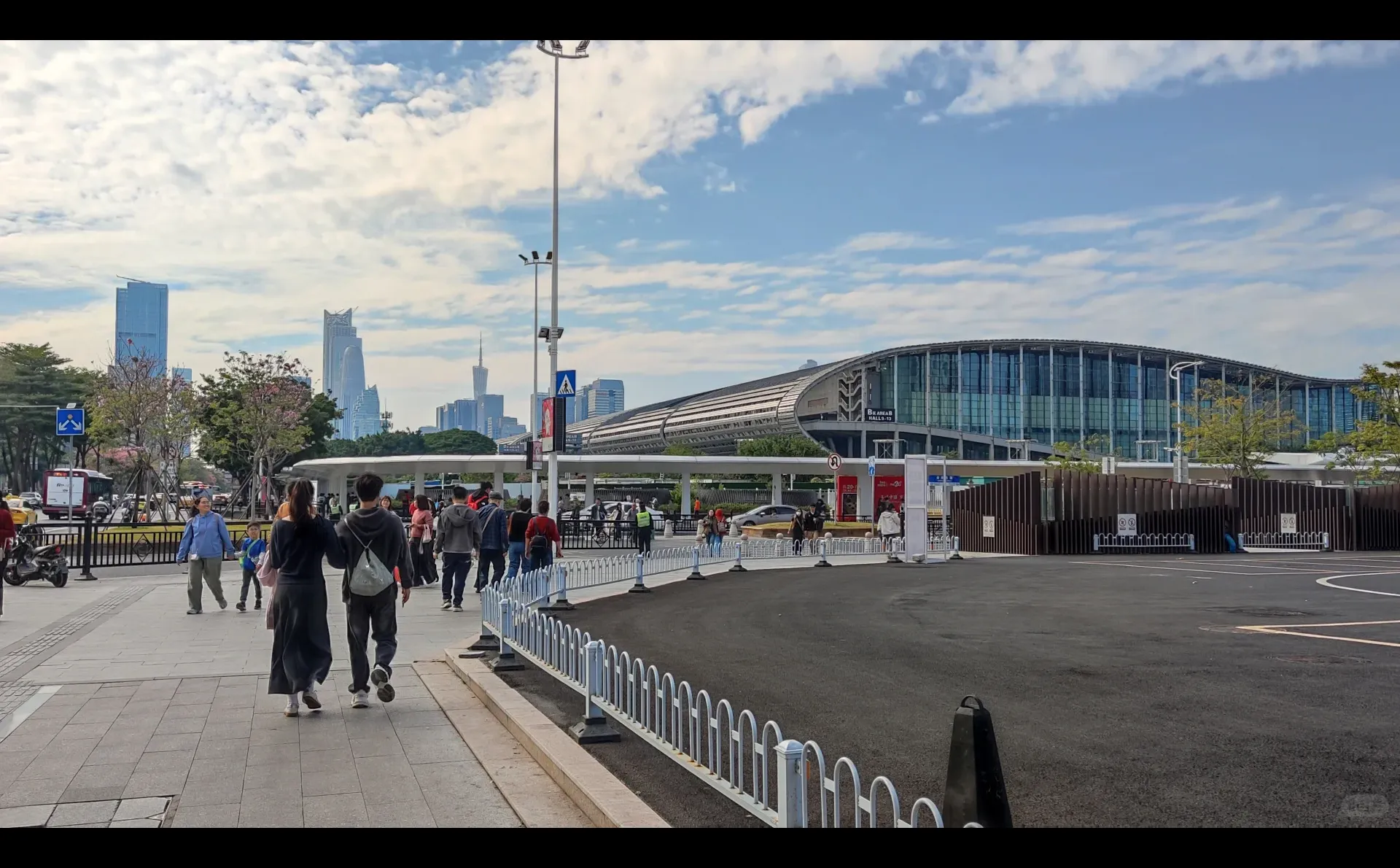 20251122｜专业观众日当天的广交会展馆