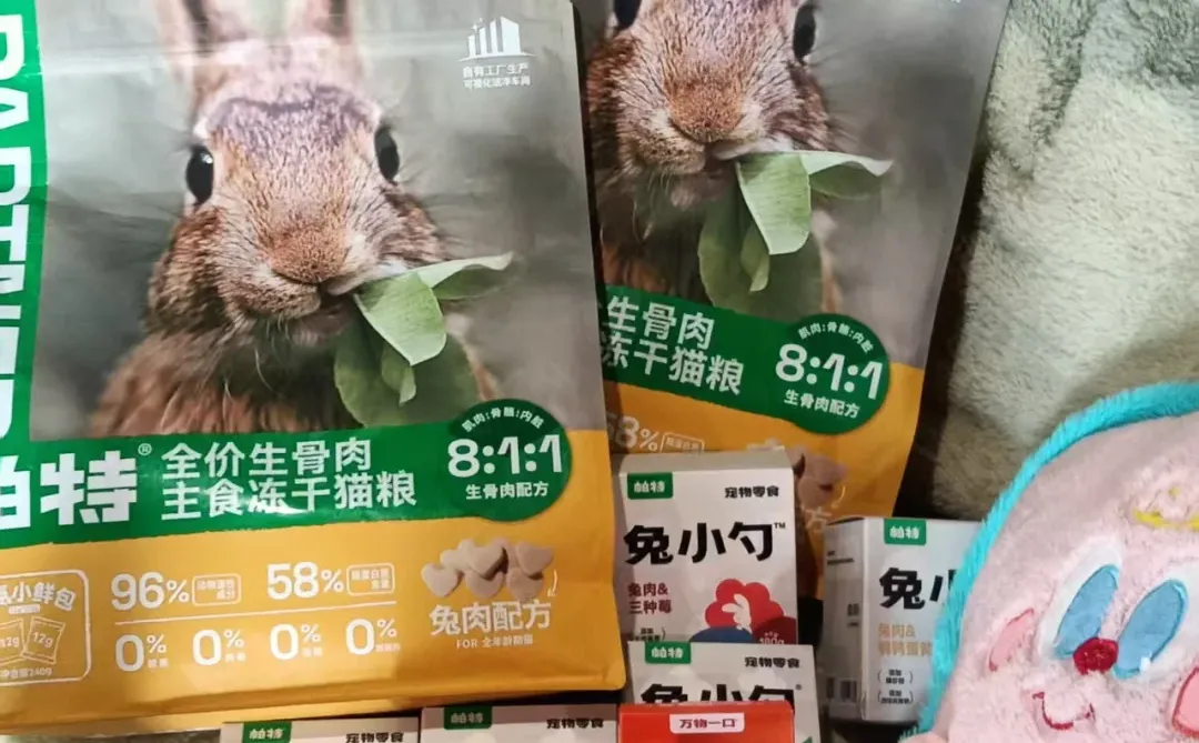 进博会逛到自家猫的 “粮仓”！帕特试吃领到爽