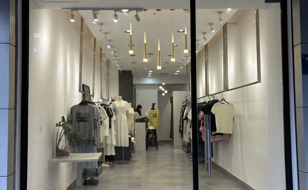 怎么用最少的钱做出高档效果的服装店铺门？