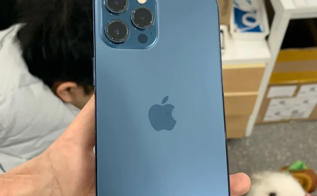 手机后玻璃太脆弱了怎么办 售后贵得吓人?