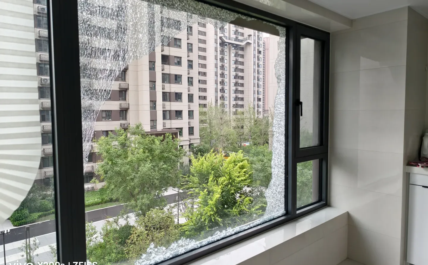 玻璃自爆了，更换却要600安装费