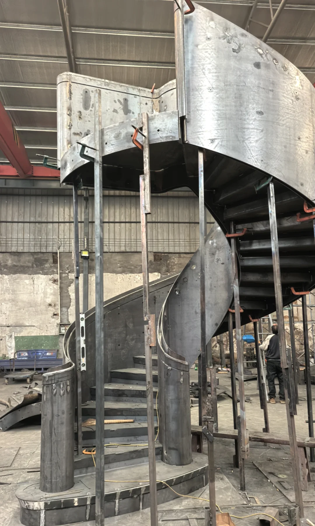 旋转楼梯定制生産线予落地成型效果案例赏析