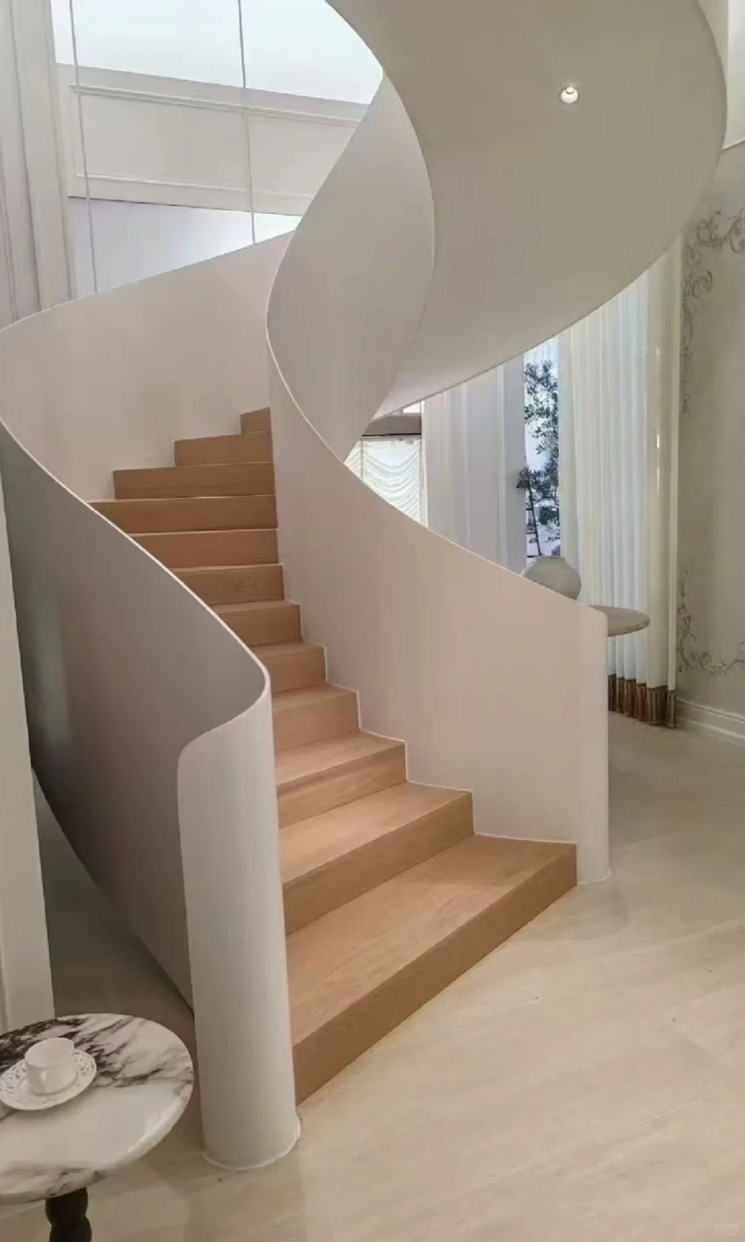 旋转楼梯定制生産线予落地成型效果案例赏析