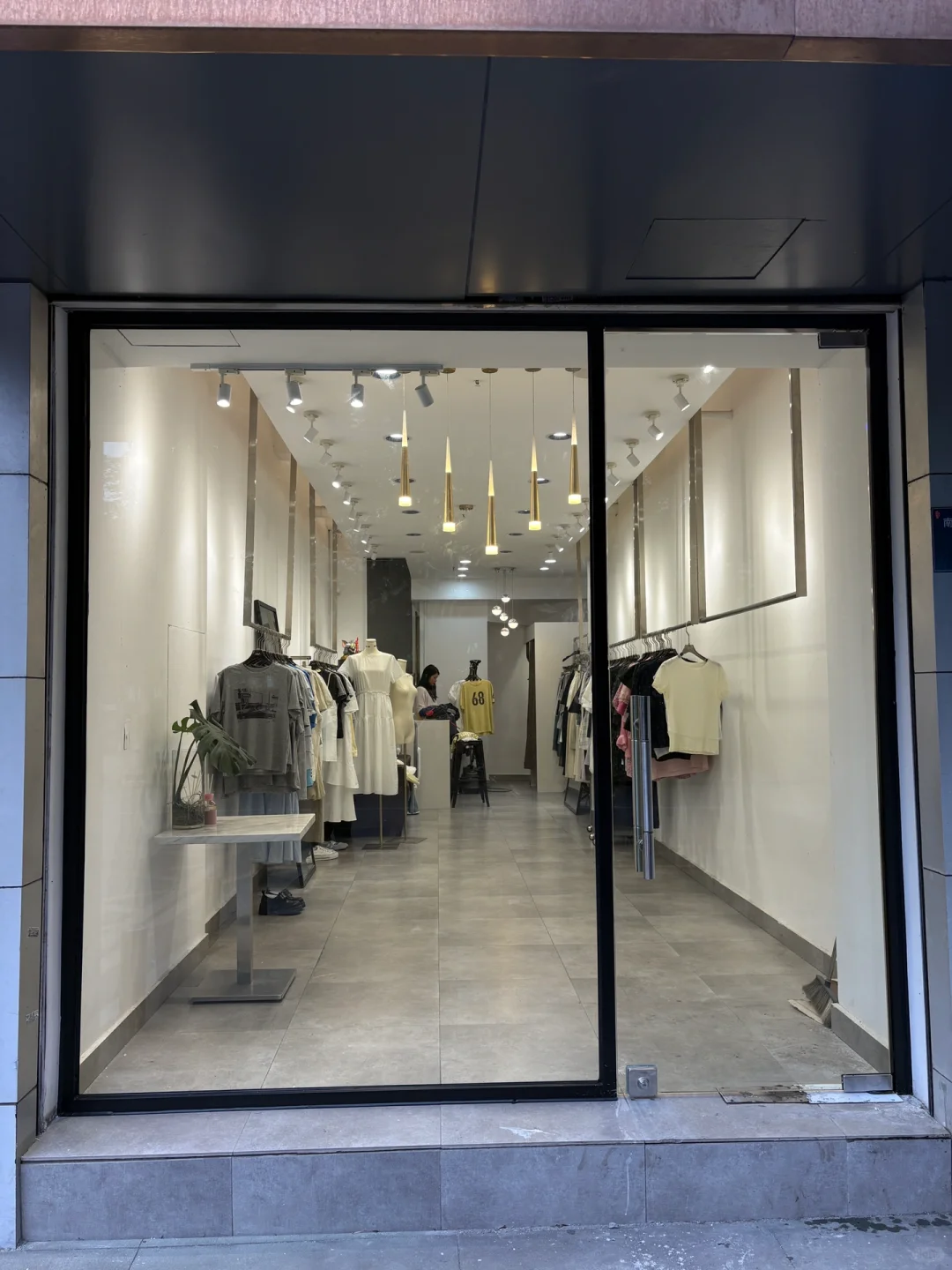 怎么用最少的钱做出高档效果的服装店铺门？