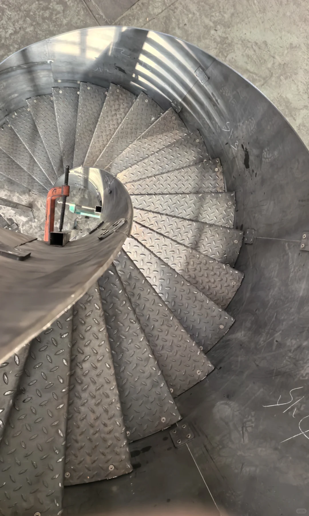 旋转楼梯定制生産线予落地成型效果案例赏析