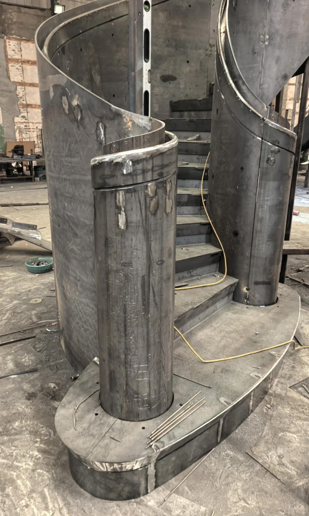 旋转楼梯定制生産线予落地成型效果案例赏析