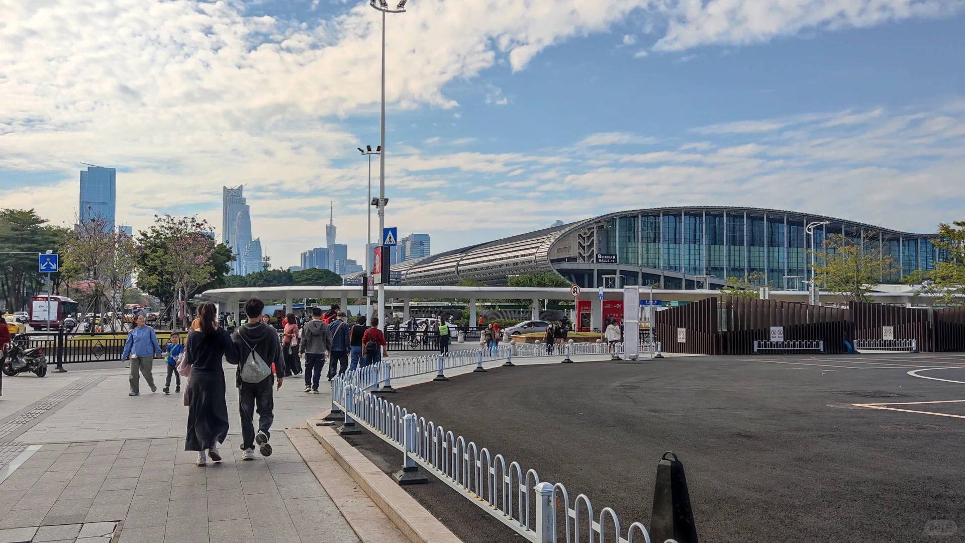 20251122｜专业观众日当天的广交会展馆