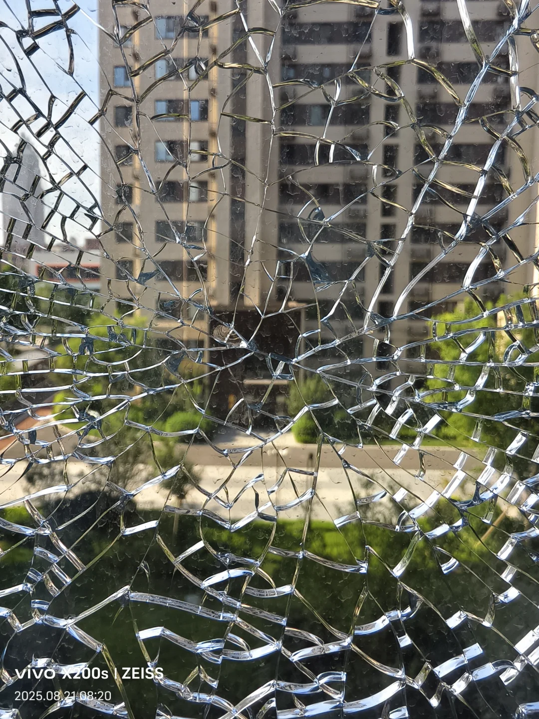 玻璃自爆了，更换却要600安装费