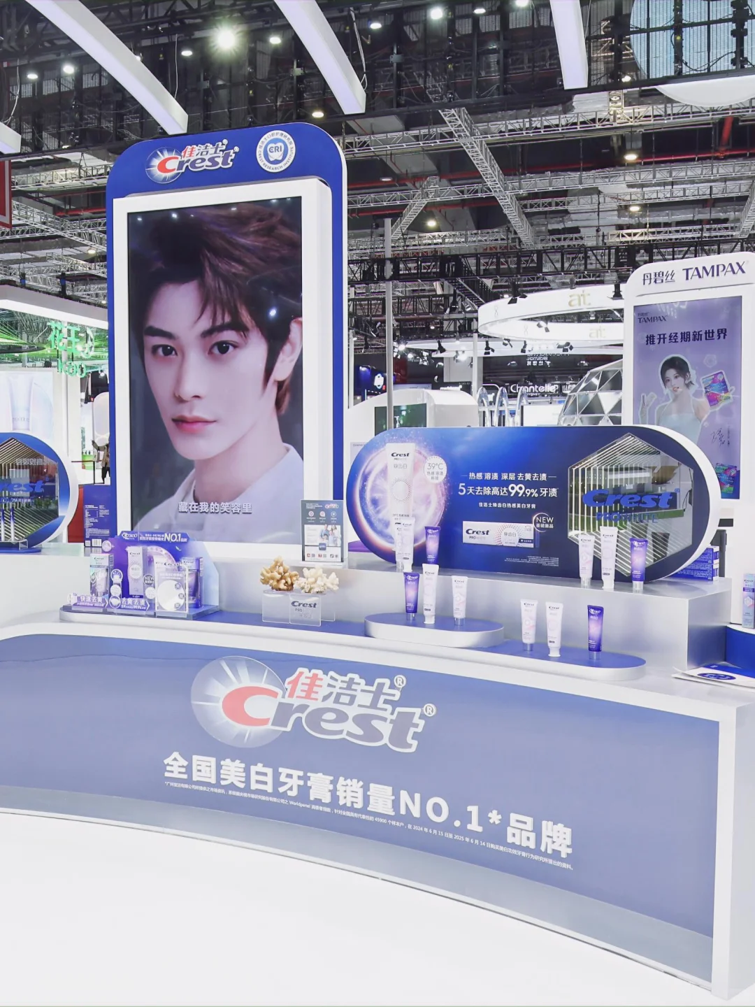 惊喜掉落?| 小佳在进博会又双叒叕宠粉啦