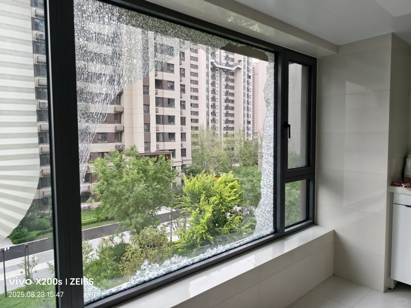 玻璃自爆了，更换却要600安装费