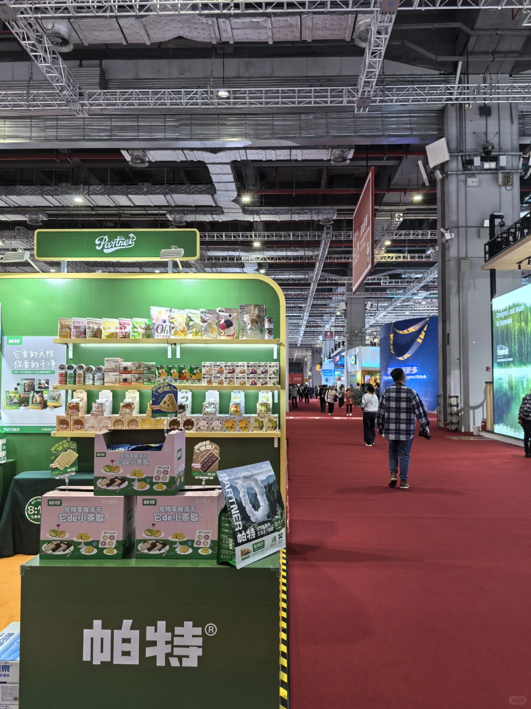 进博会逛到自家猫的 “粮仓”！帕特试吃领到爽