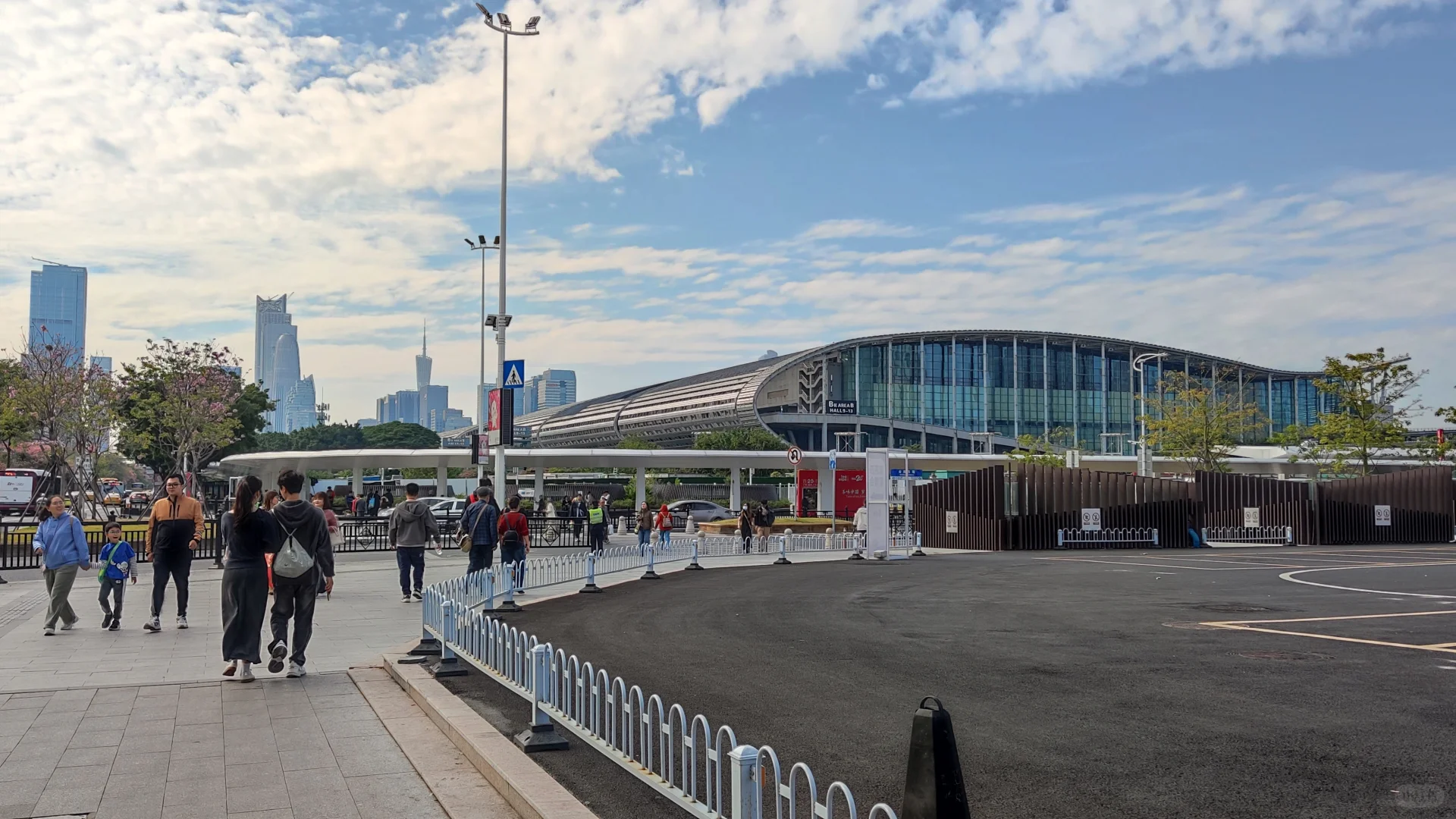 20251122｜专业观众日当天的广交会展馆