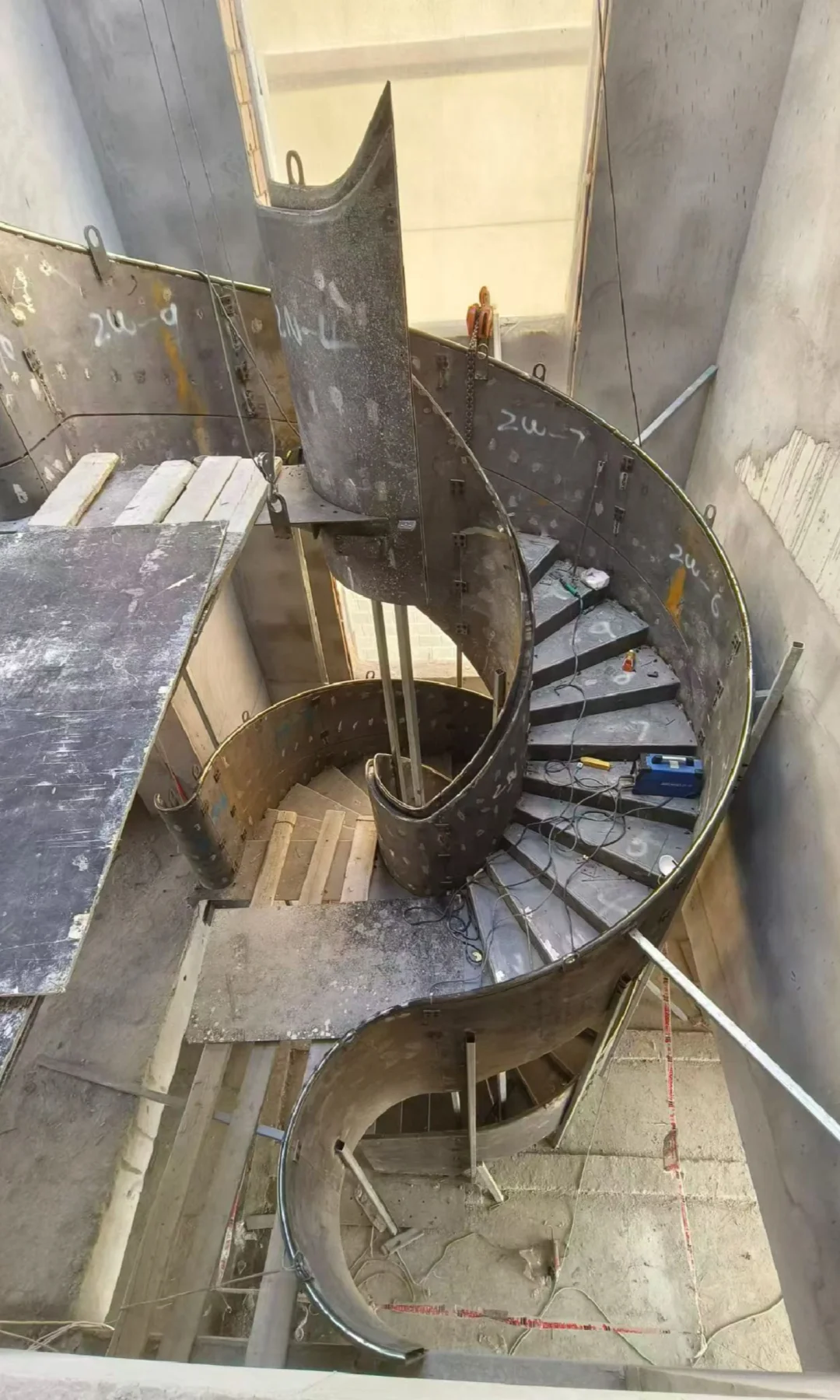 旋转楼梯定制生産线予落地成型效果案例赏析