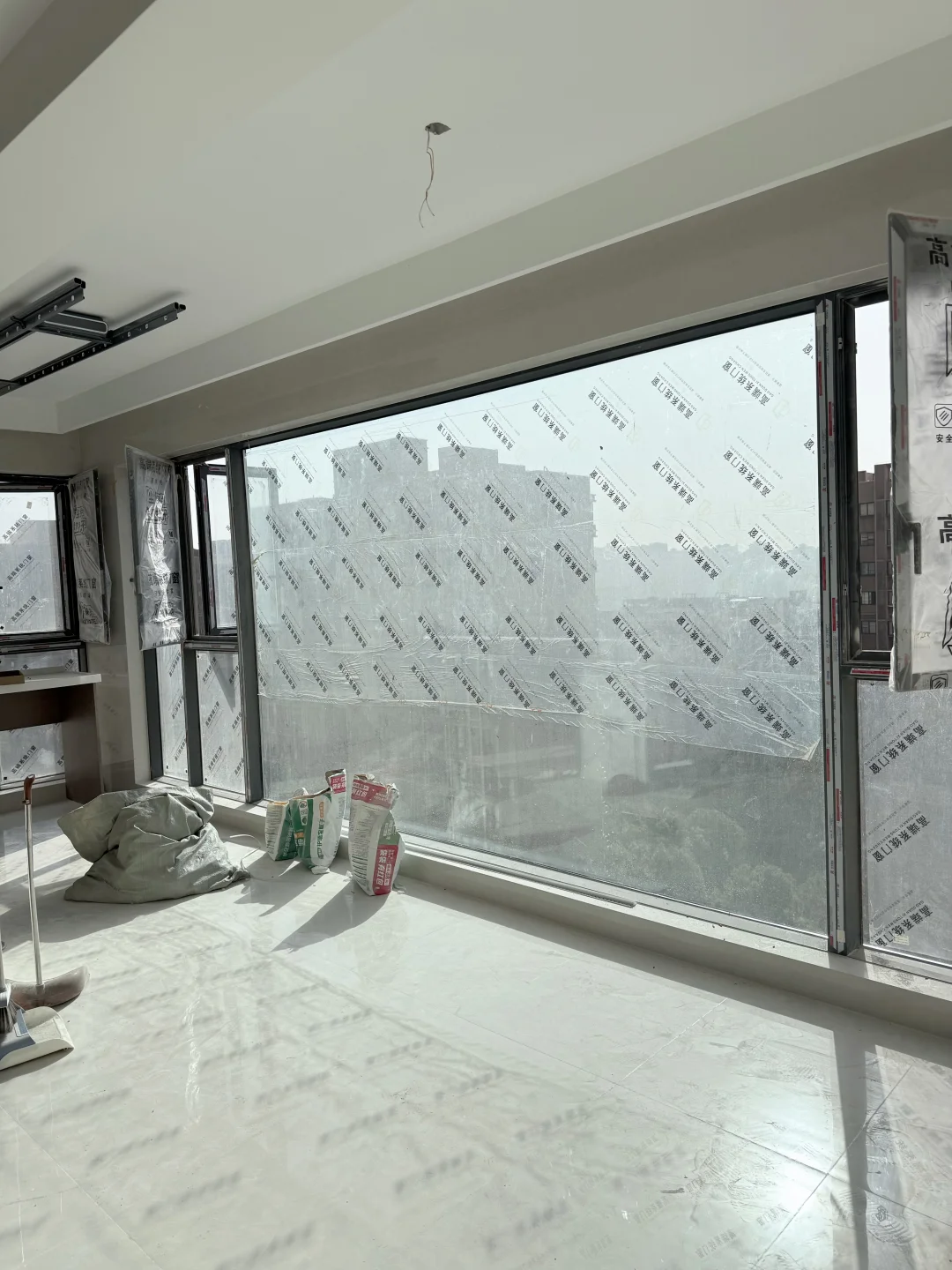 阳台封窗13000落地版 大家觉得值吗？