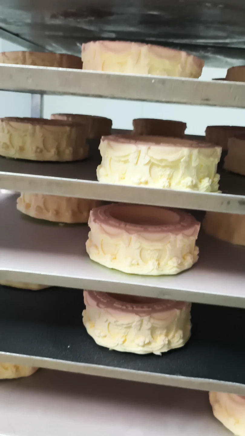 00后勇闯甜品工厂！流程离谱到想闭嘴猛炫！