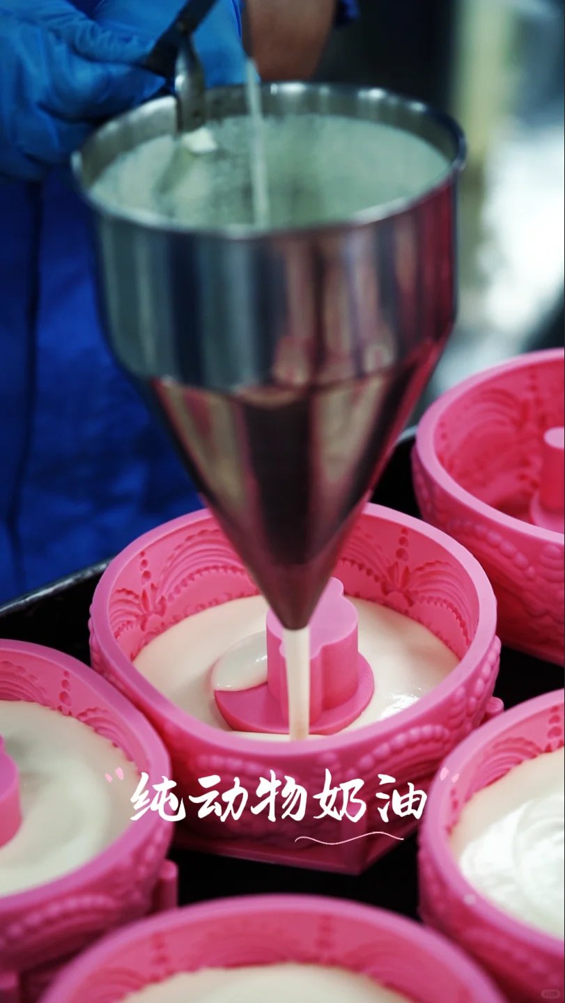 00后勇闯甜品工厂！流程离谱到想闭嘴猛炫！