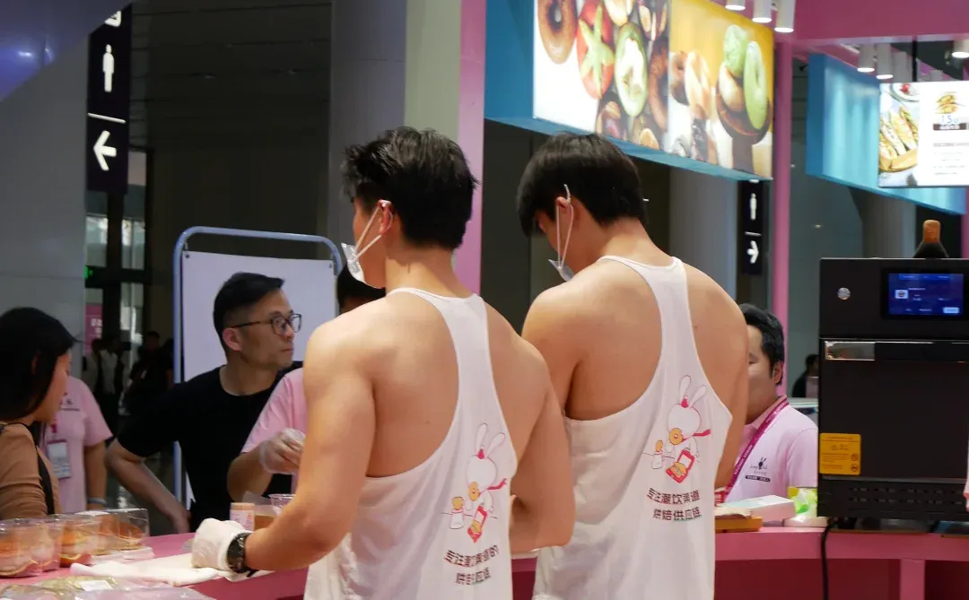 深圳会展上的大胸弟！全场最靓的仔！