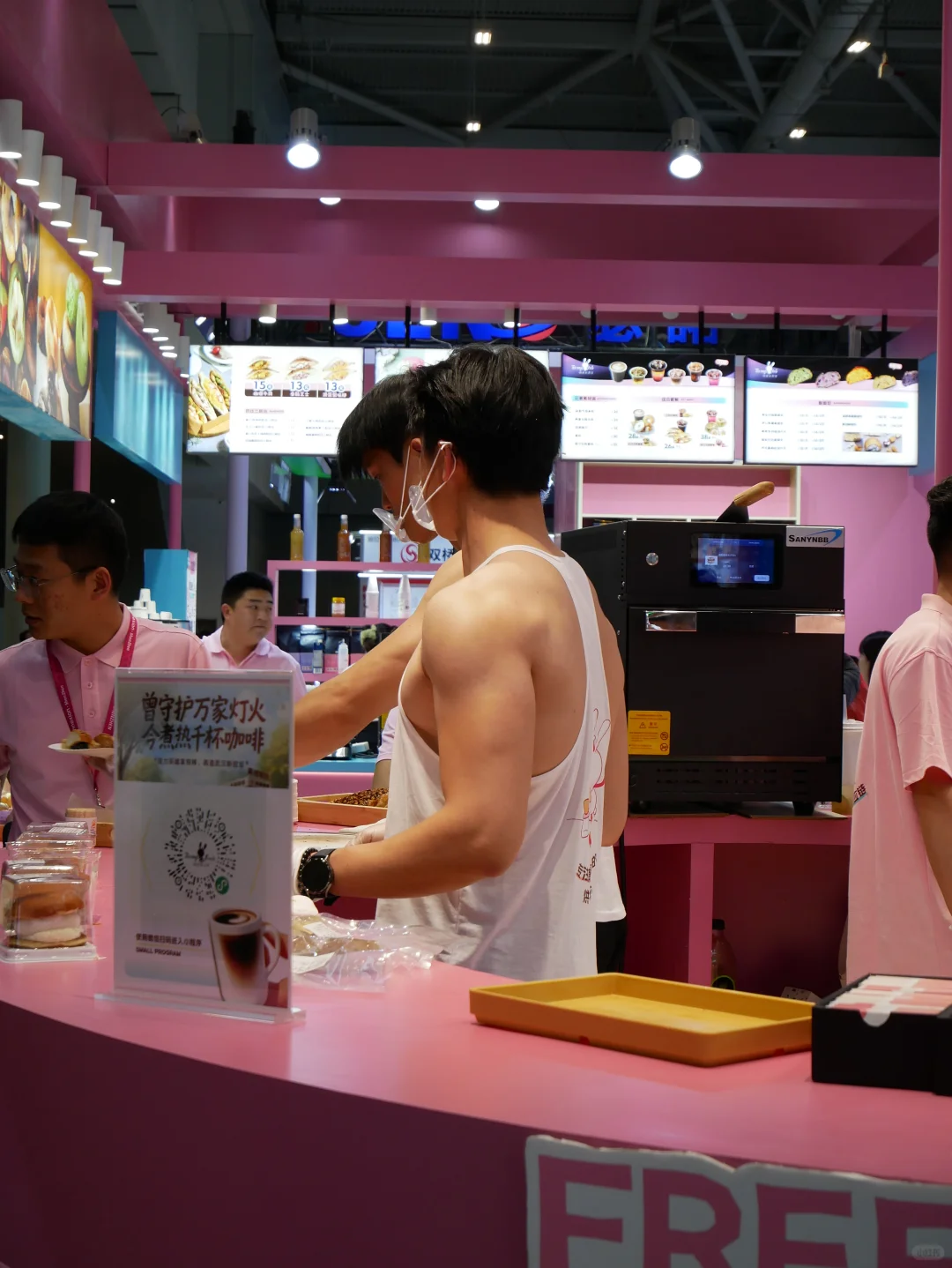 深圳会展上的大胸弟！全场最靓的仔！