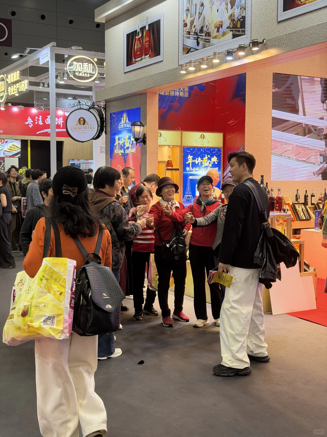 深圳的！！今天这里一亿人?