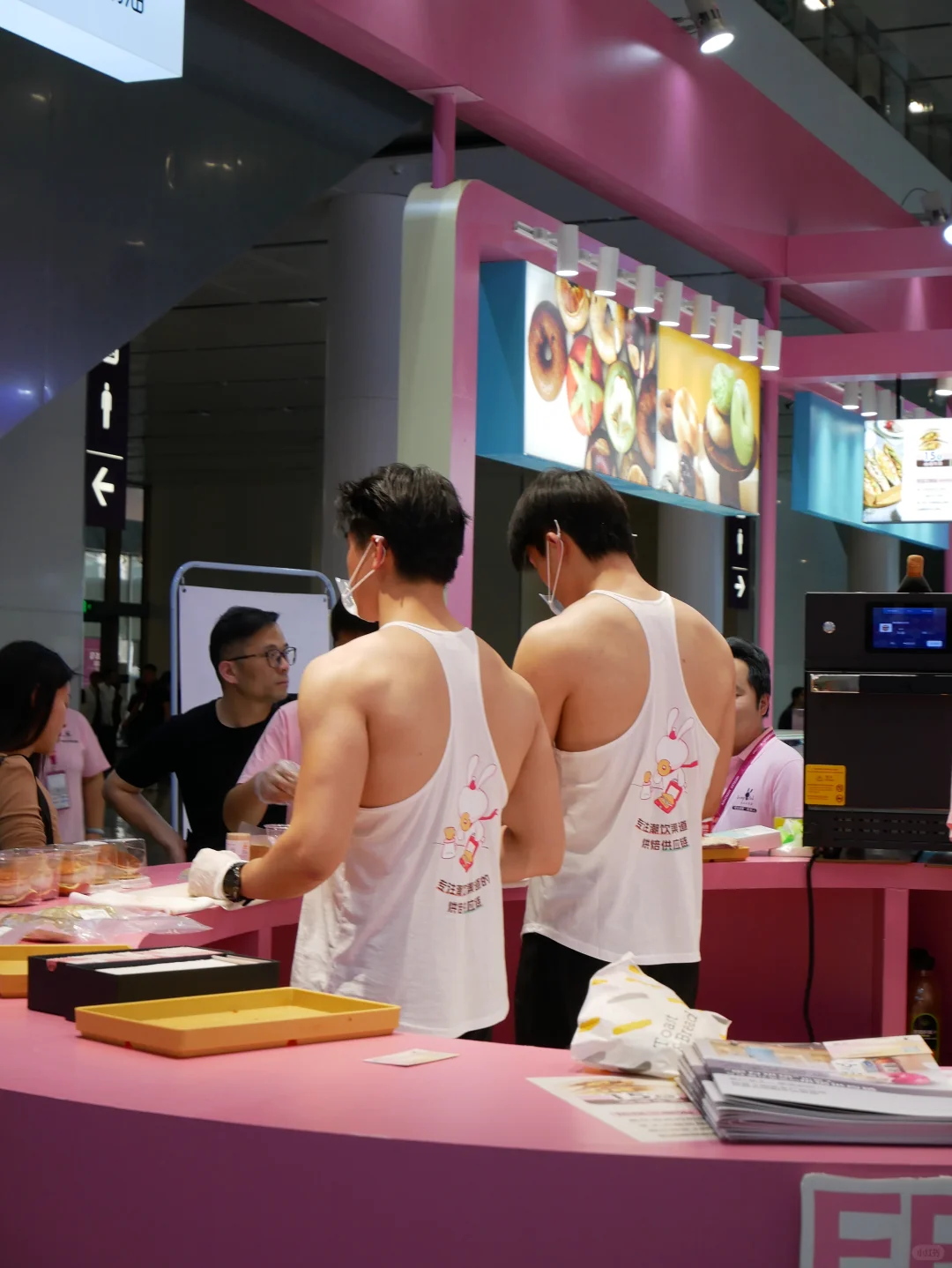 深圳会展上的大胸弟！全场最靓的仔！