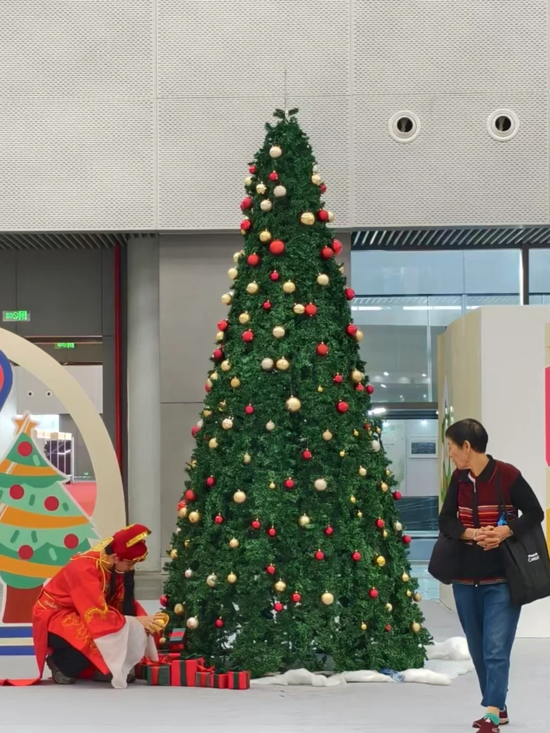 起猛了，在广交会看到财神爷在地上捡糖吃