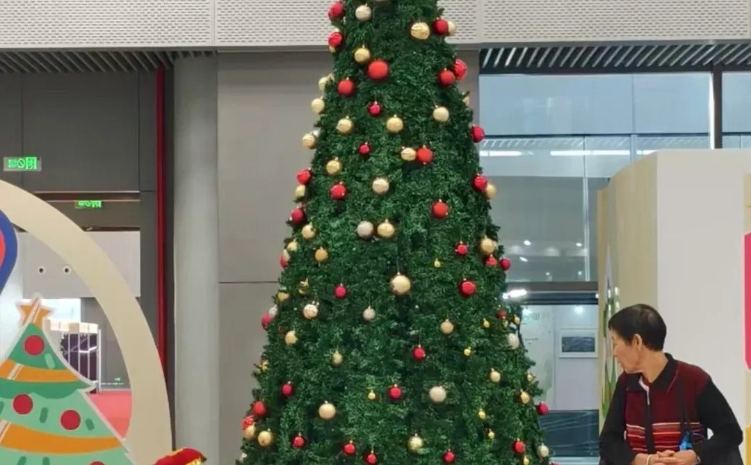 起猛了，在广交会看到财神爷在地上捡糖吃