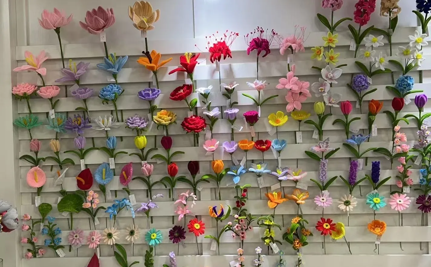 Source Factory: 2000+ Twist Tie Crafts