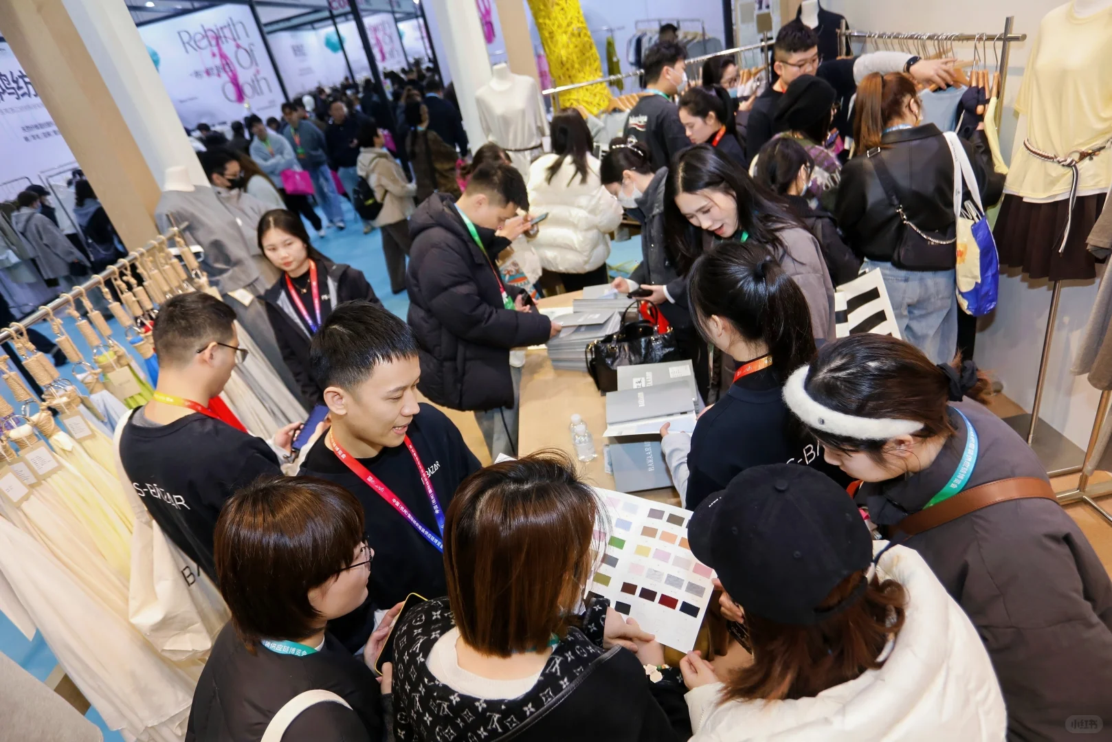 展会首日人气火爆，人流如织！