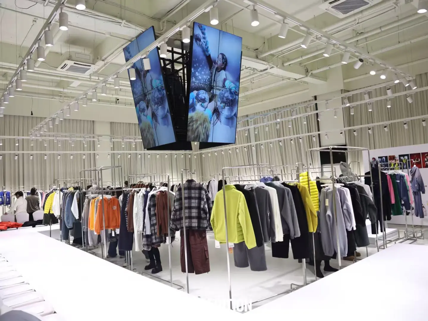 哇～好有氛围感的展台呀！?