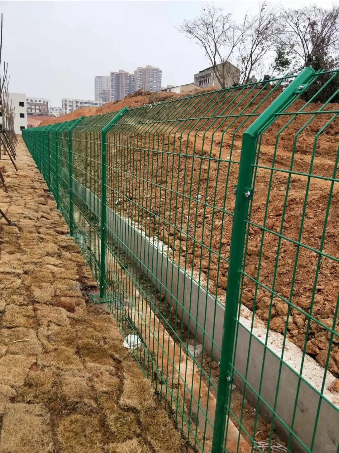 别再被加价！双边丝护栏源头采购攻略