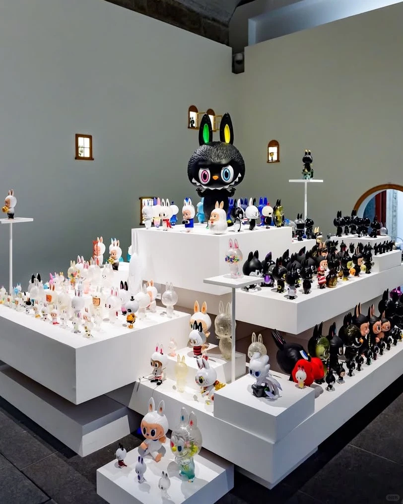 LABUBU 十周年巡展可以看到龙家升的手稿！