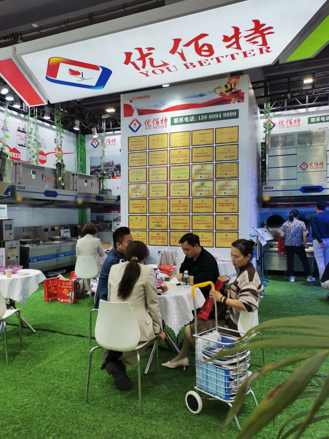 今天我们在广州酒店用品展览会现场