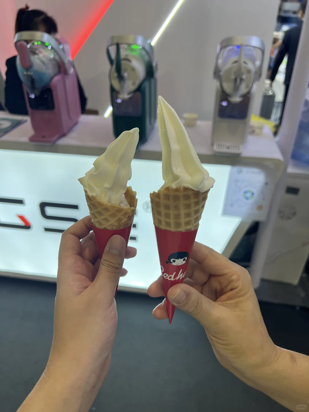 别人是去看展的 我是去蹭吃蹭喝的?