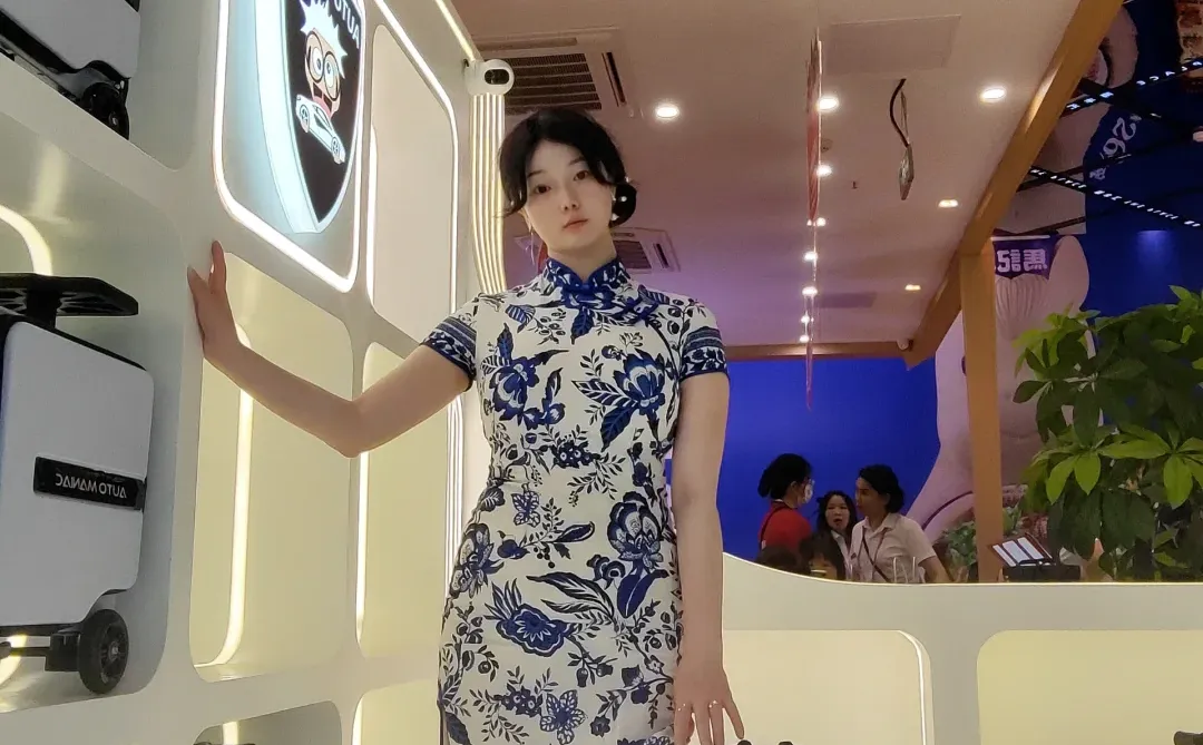 广交会上的旗袍风采，行李箱成了抢手货！