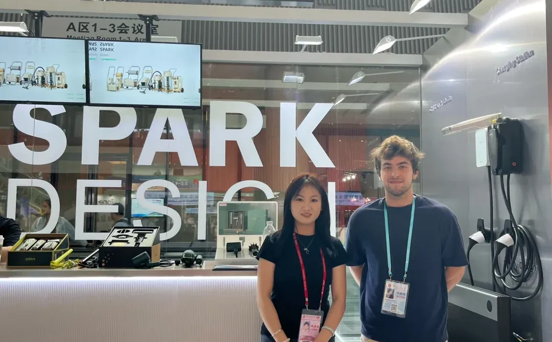 终于是和小老外合上影了