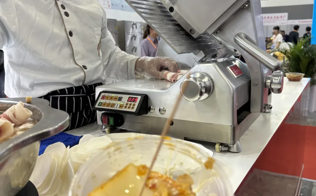 在酒店展做翻译可以吃到好多东西～