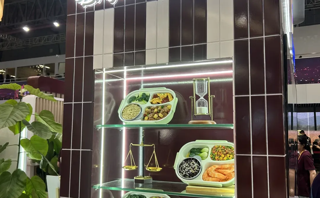 2025进博会 光明学生餐 康养餐模型
