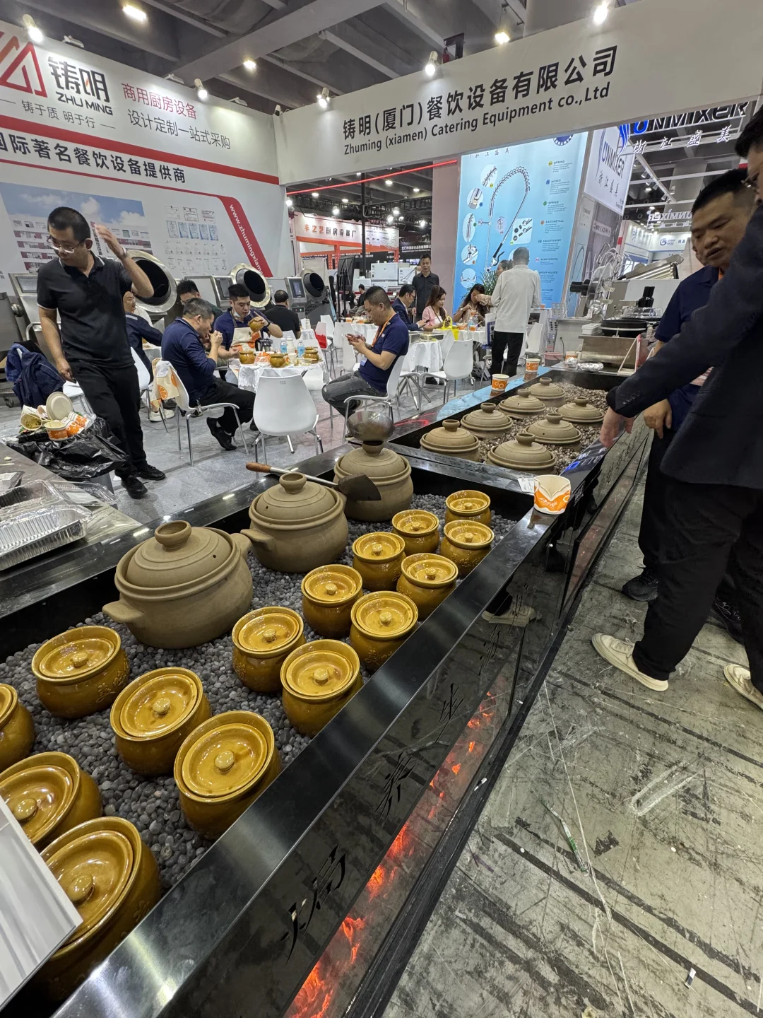 在酒店展做翻译可以吃到好多东西～